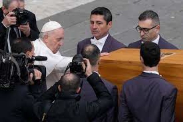 Pope Francis extols Benedict XVI as Pastor in Historic Two-Pope Vatican Funeral